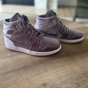 Air Jordan 1 Mid SE PURPLE VELVET size 6
